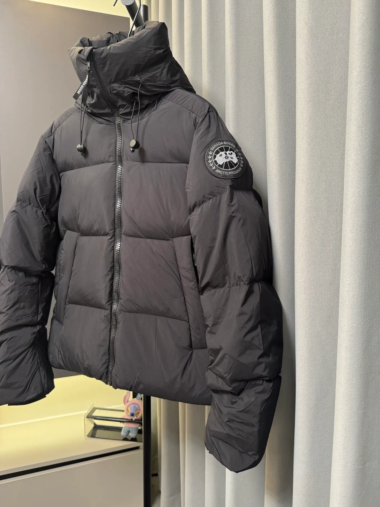 [Premium Down] Canada Coos/e Canada Goose 26FW Black Label Embroidered Bread Jacket Big Goose Premium Down Jacket Black Label Series perfect score for comfort and pleasure‼ ️This is the most popular Series this year. The cost on the sleeve arms is 6 to 7 times higher. Look at the zipper head webbing part. Each one has the logo of Goose. It is full of details such as placket webbing, wiring and other details. It is fashionable and hooded. It is made of high-tech tear-proof fabric with a waterproof surface. It is supplied with fine down for high-end customers and is filled with 90 white goose down. It has high rebound properties and is light and warm. Pockets on both sides can store small items, and the interior is removable. Remove the elastic strap and wear it on your shoulders, freeing your hands. All body shapes can be easily controlled. Same Style for men and women. Complete three standards. Look for the correct version. Color: Black Size: L/XL/2XL/3XL/4XL